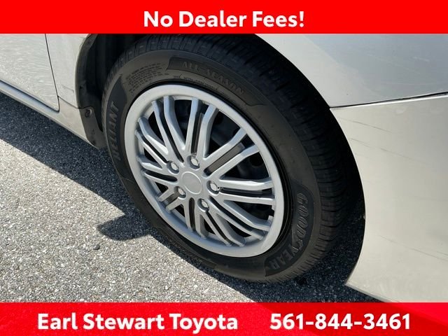 Used 2013 Silver Toyota LE image 33