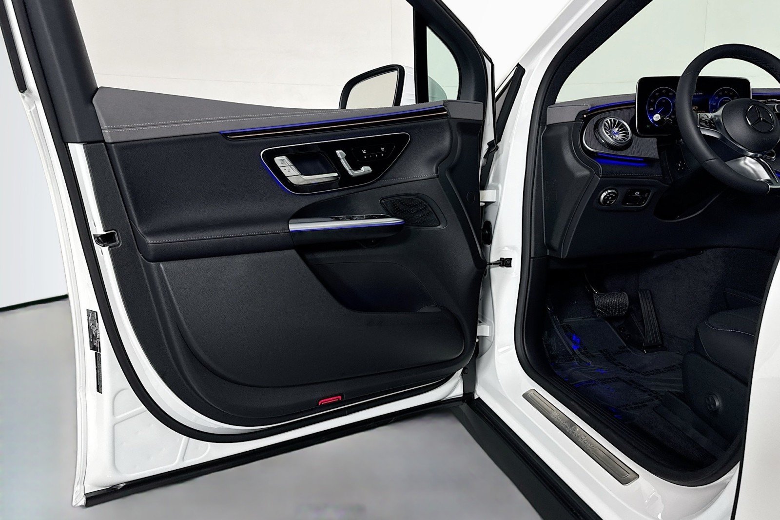 New 2026 Polar White Mercedes-Benz EQE 320 4MATIC® SUV image 19
