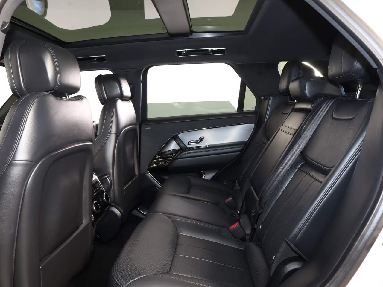 Used 2024 White Land Rover P400 Dynamic SE image 14