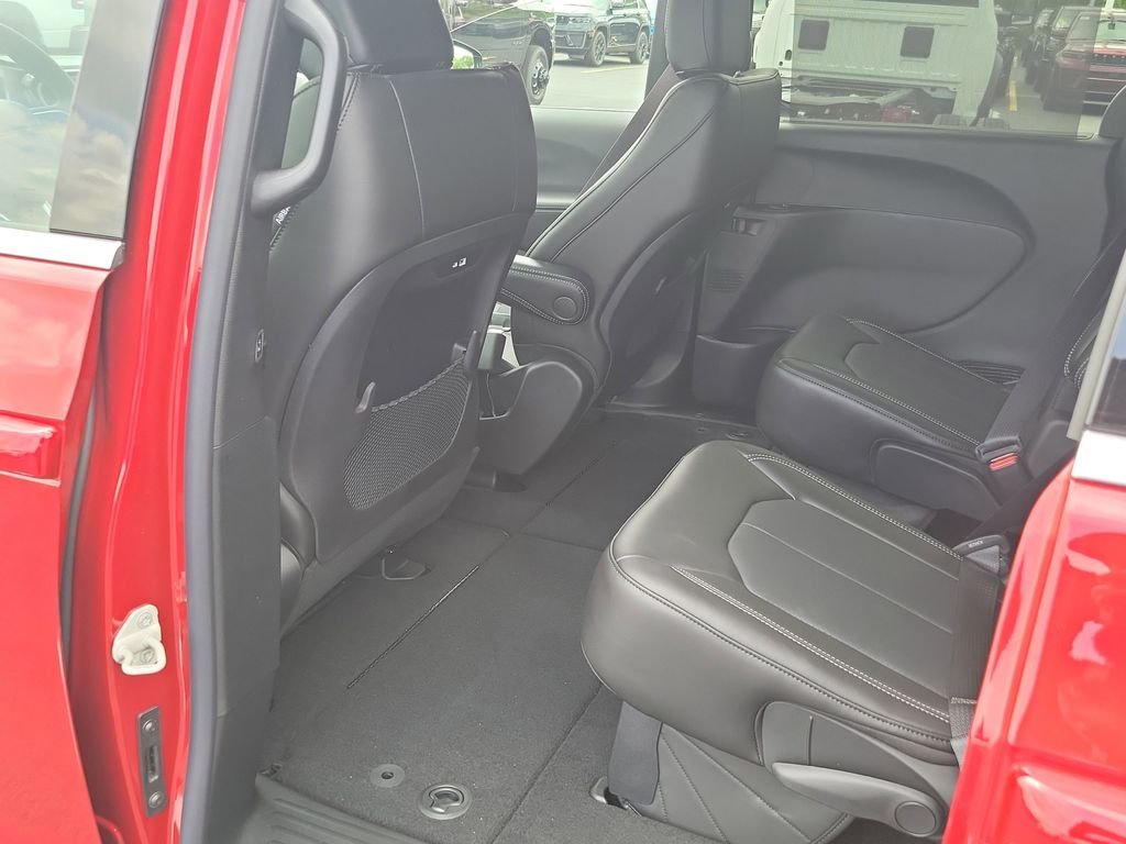 New 2027 Red Hot Pearl-Coat Exterior Paint Chrysler Select image 10