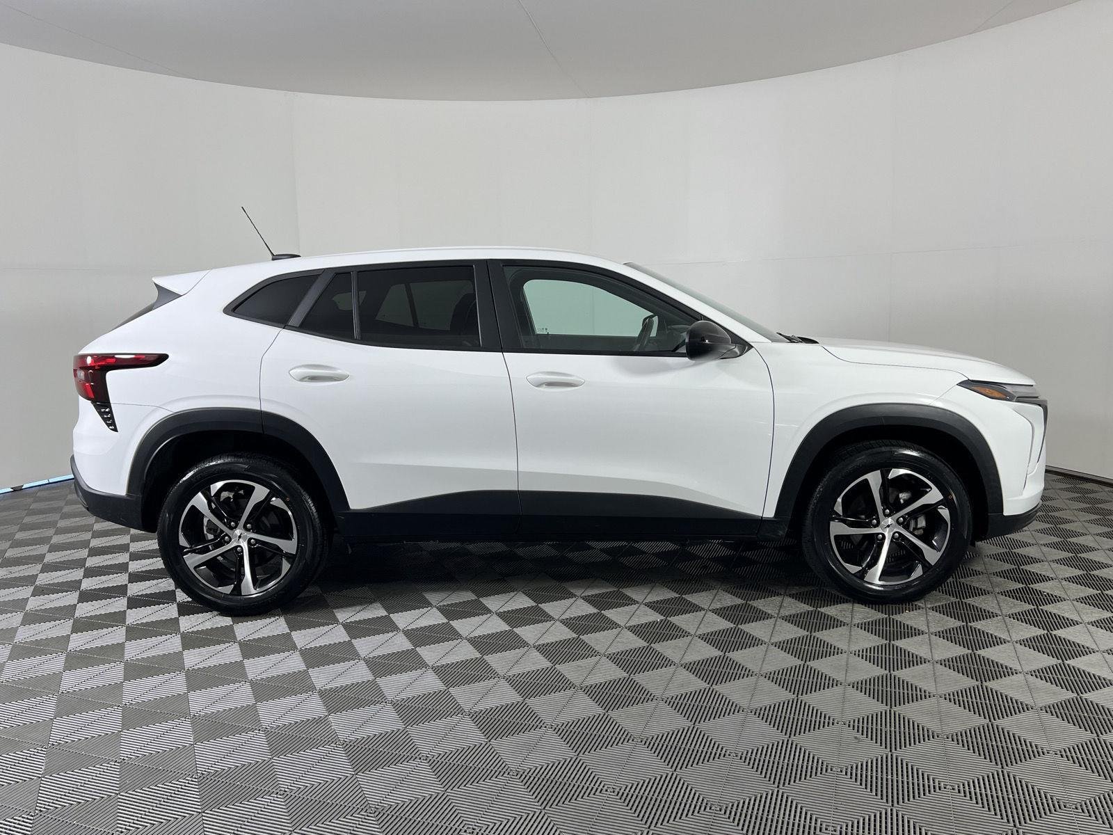 Used 2024 Summit White Chevrolet 1RS image 23