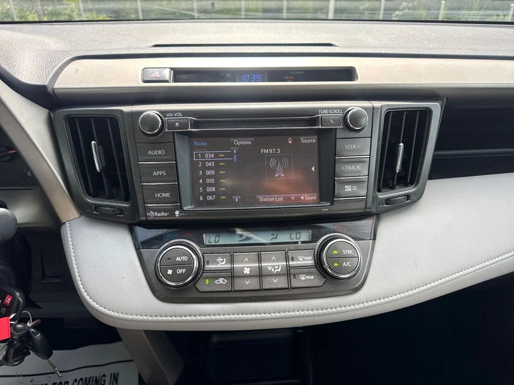 Used 2015 Classic Silver Metallic Toyota XLE image 18