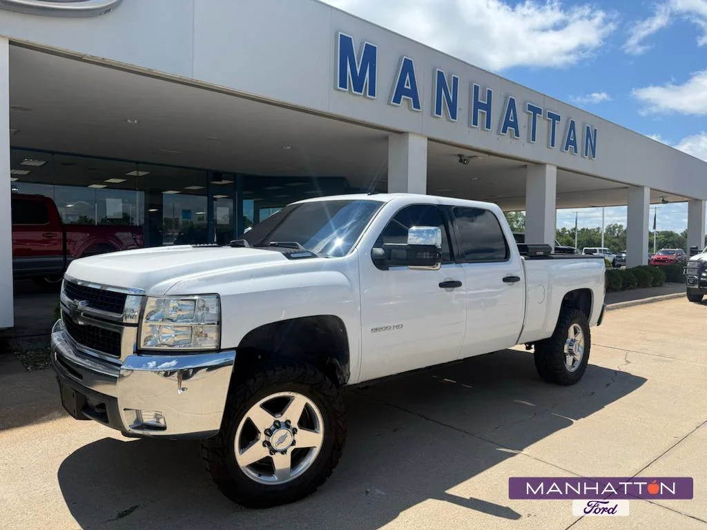 Used 2007 White Chevrolet  image 1