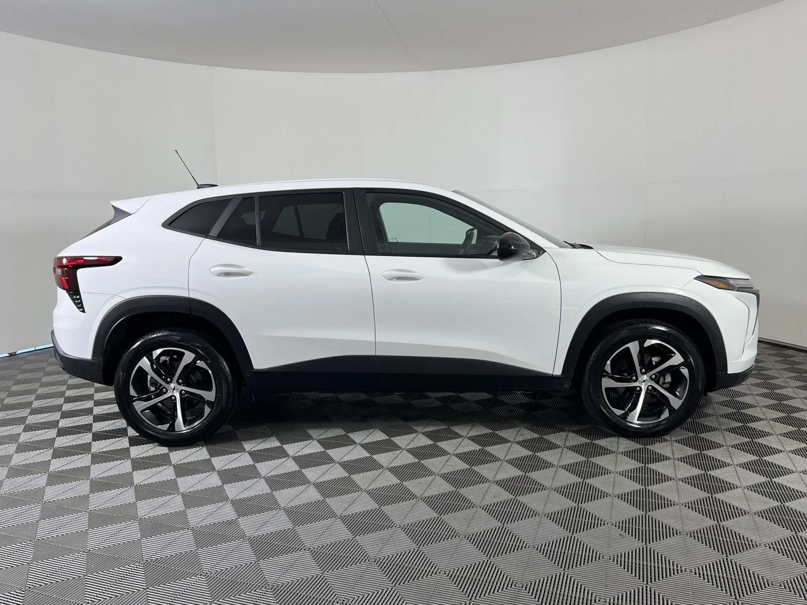 Used 2024 Summit White Chevrolet 1RS image 23