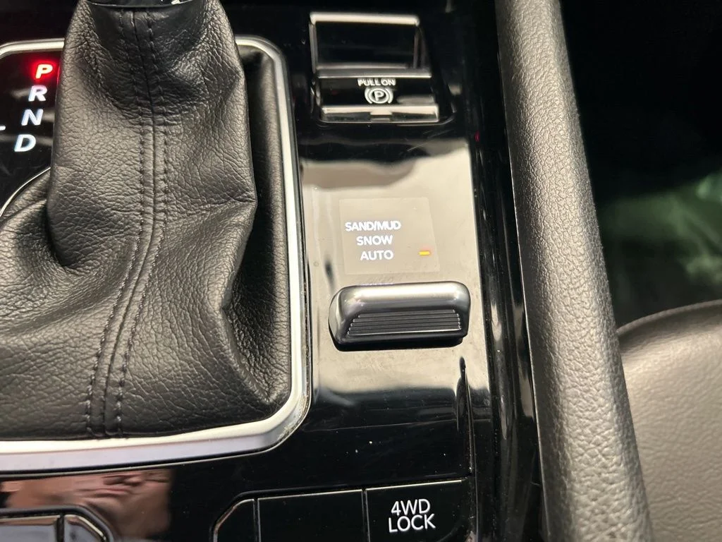 Used 2023 White Jeep Altitude image 43