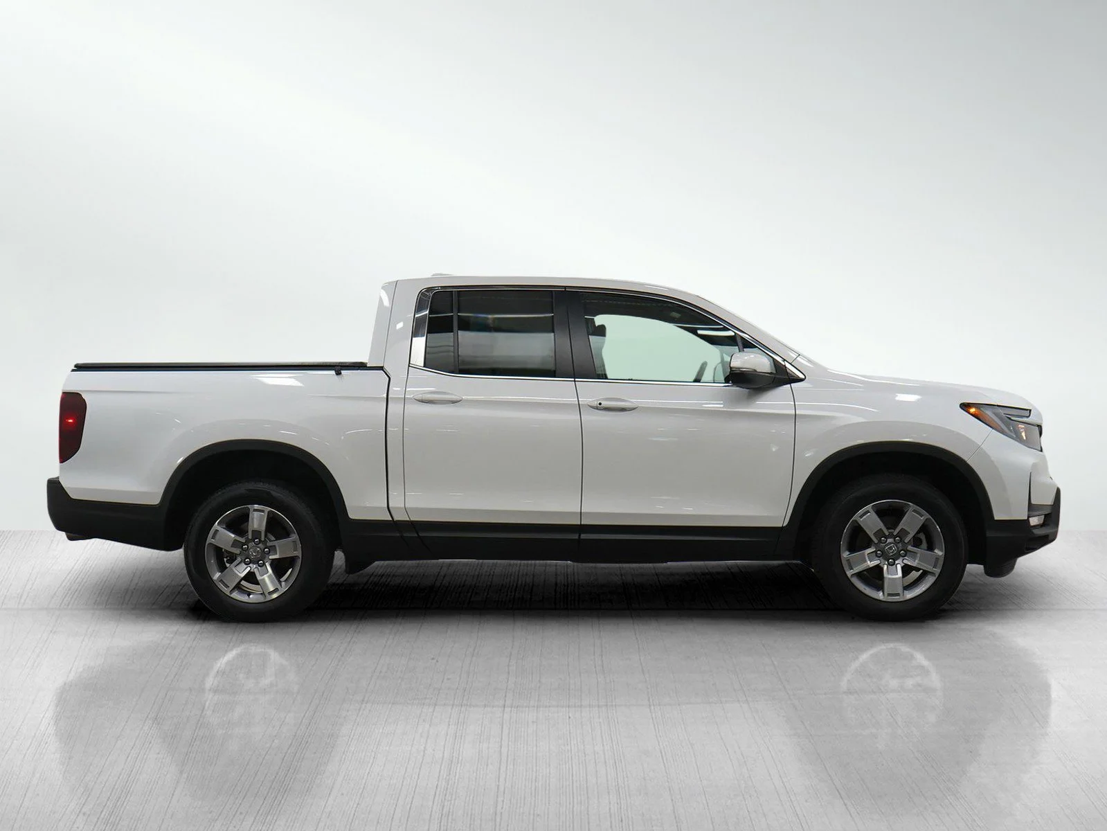 Used 2025 White Honda ridgeline image 6