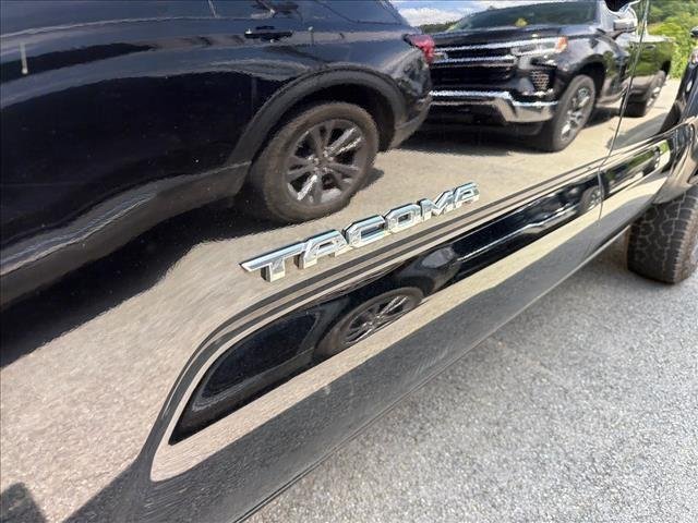 Used 2022 Midnight Black Metallic Toyota SR5 V6 image 10