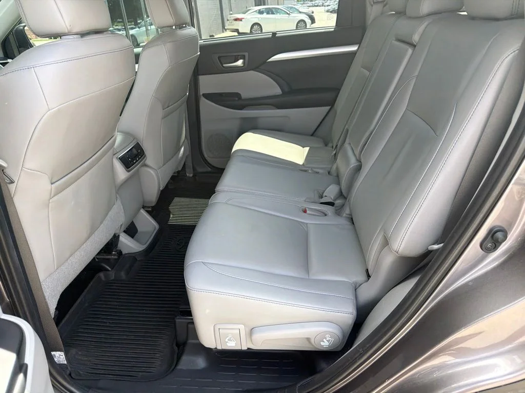 Used 2019 Gray Toyota XLE image 4