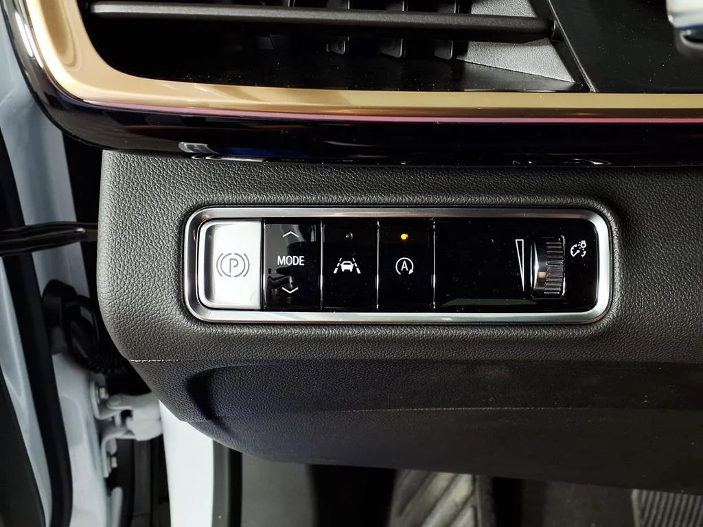 New 2026 Iridescent White Tricoat Buick Avenir image 20