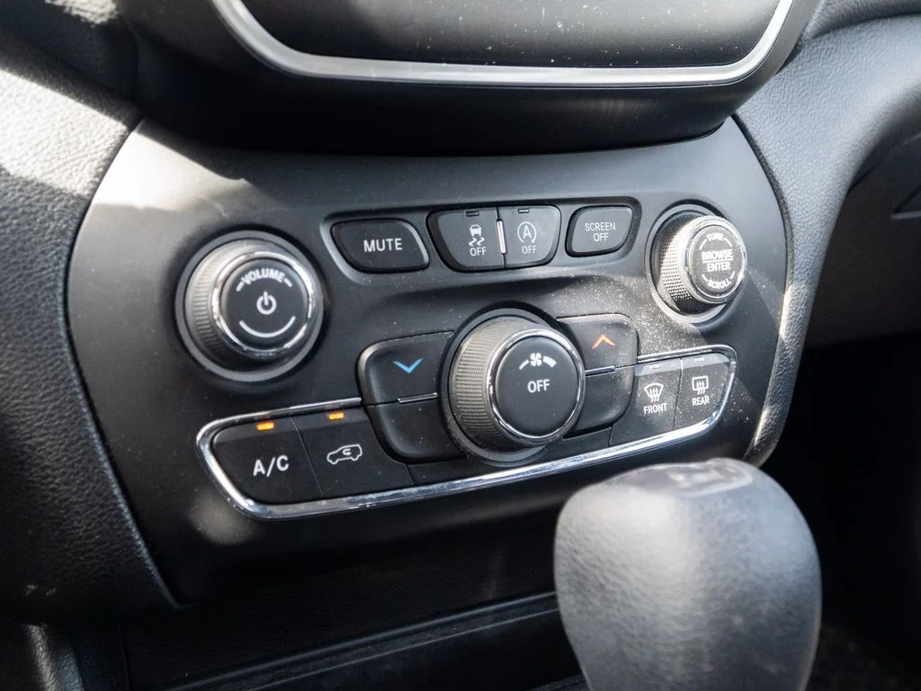 Used 2019 Blue Jeep Latitude image 26
