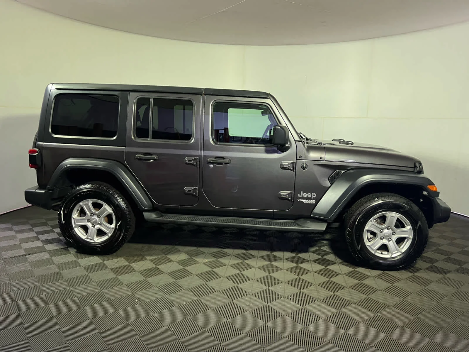 Used 2019 Granite Crystal Metallic Clearcoat Jeep Sport S image 8
