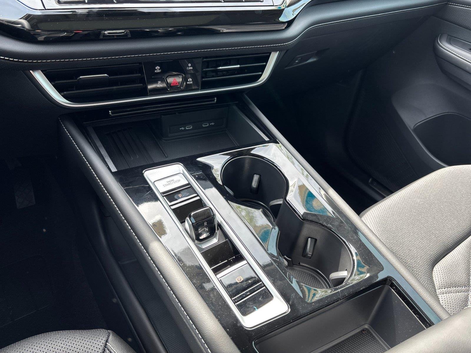 2025 Volkswagen Atlas SE w/Tech - Photo 26