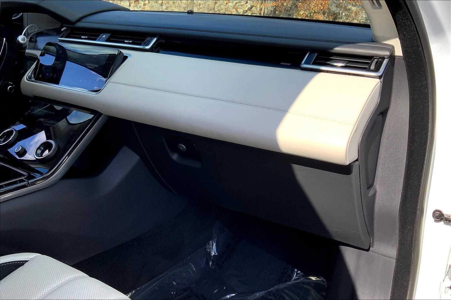 Used 2022 Fuji White Land Rover R-Dynamic S image 18