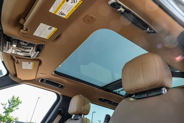 New 2026 Belgravia Green Land Rover SE image 5