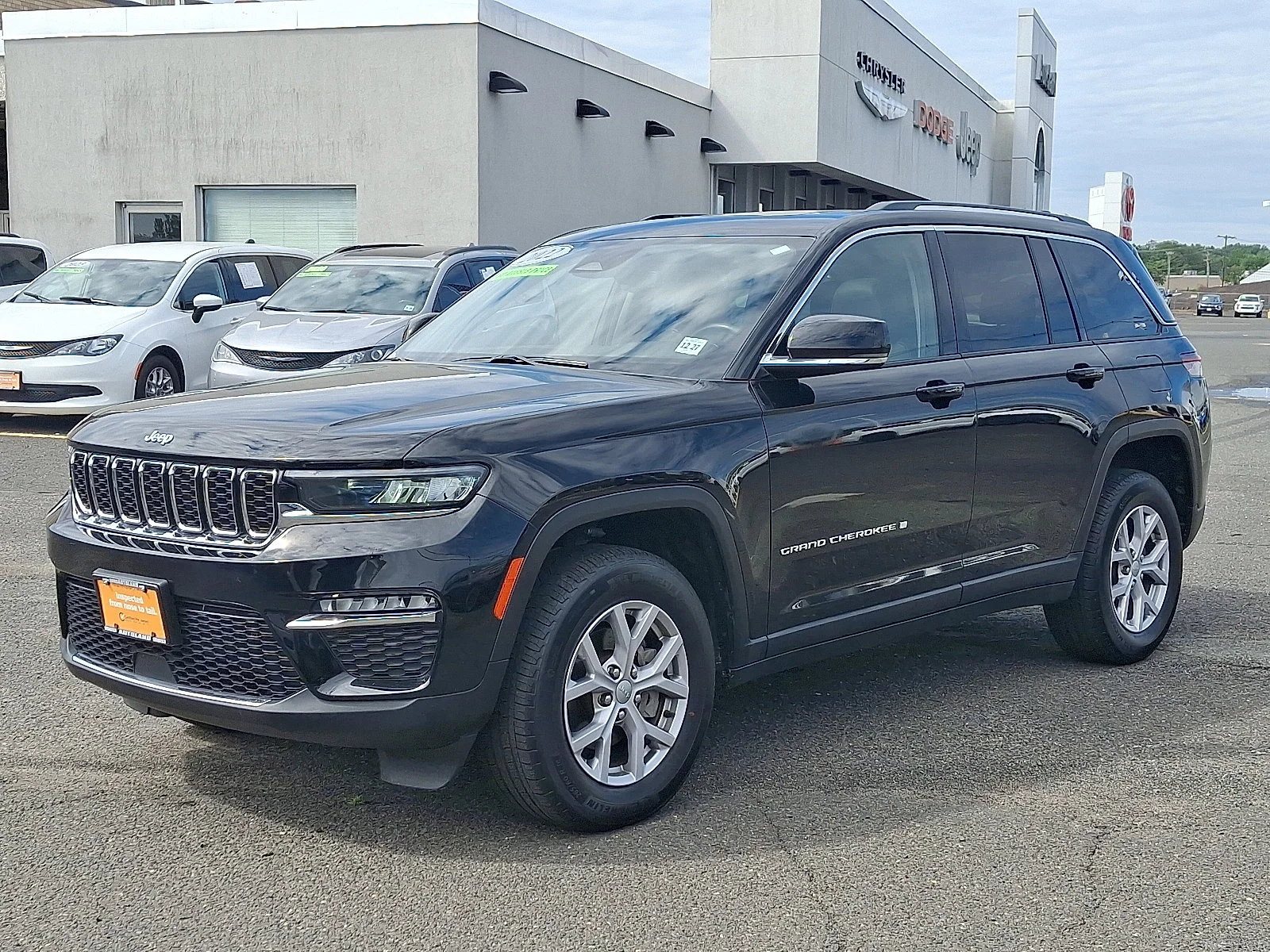 Certified Used 2022 Diamond Black Crystal Pearlcoat Jeep Limited image 3