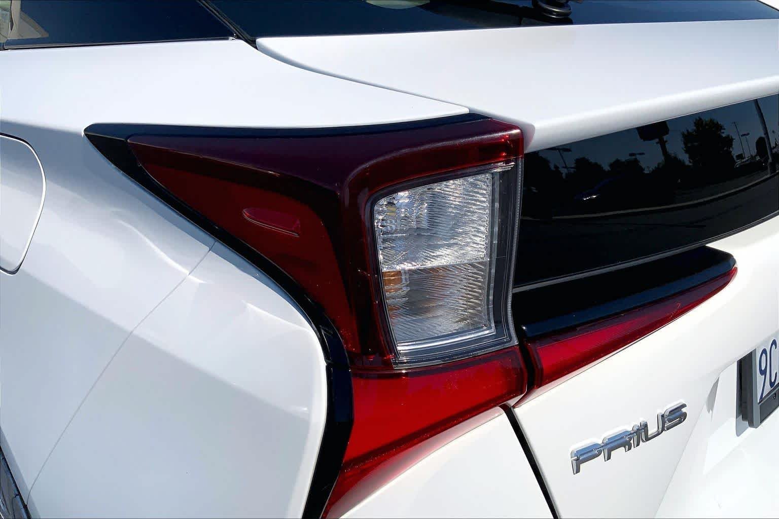 Used 2022 White Toyota LE image 28
