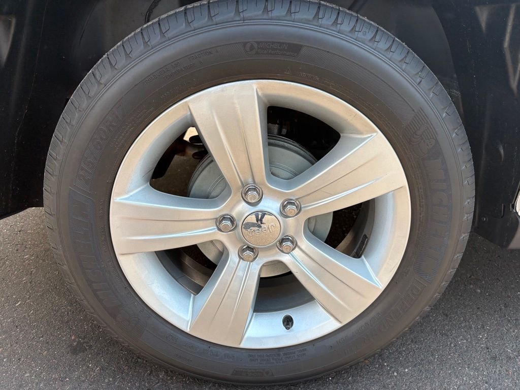 Used 2016 White Jeep Latitude image 5