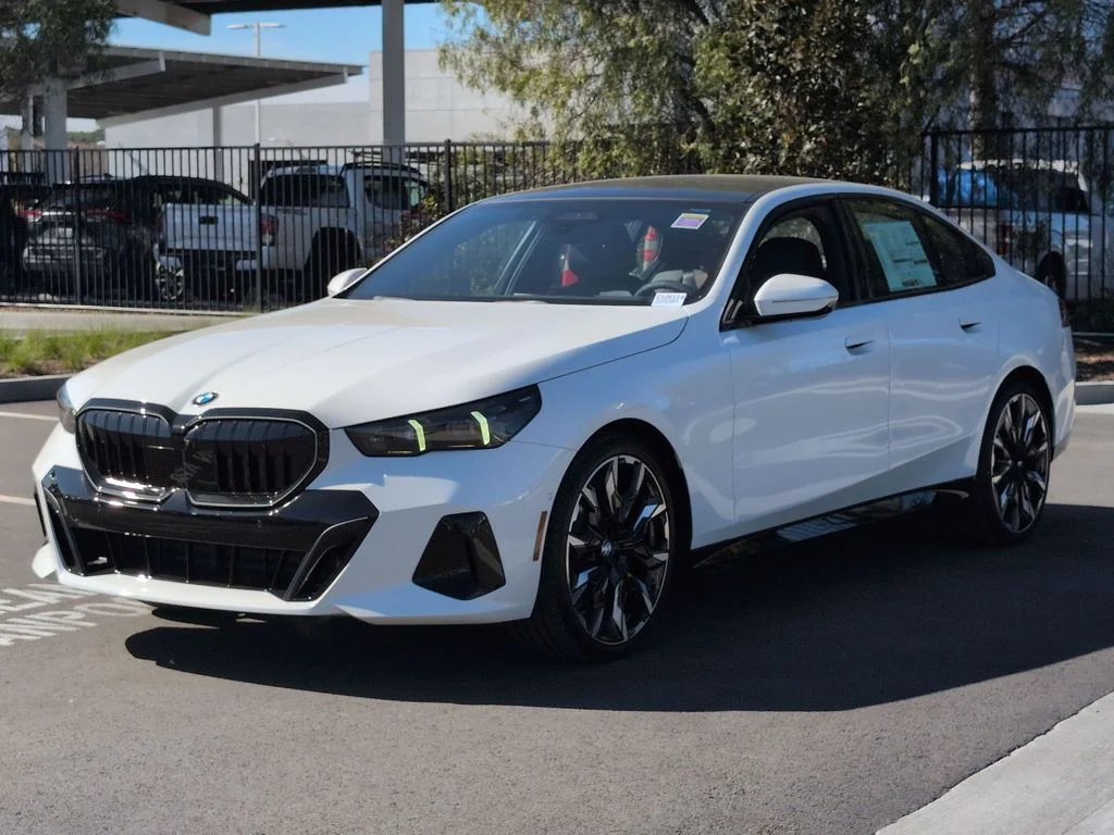 New 2026 White BMW 530i image 2