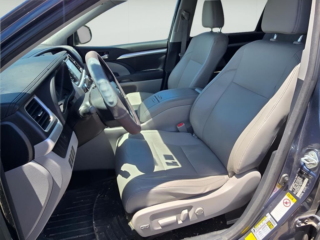 Used 2014 Shoreline Blue Pearl Toyota XLE image 10