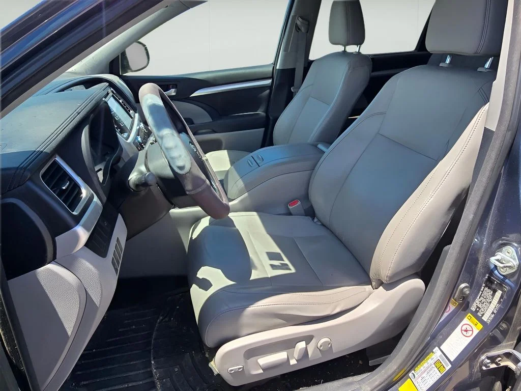 Used 2014 Shoreline Blue Pearl Toyota XLE image 10