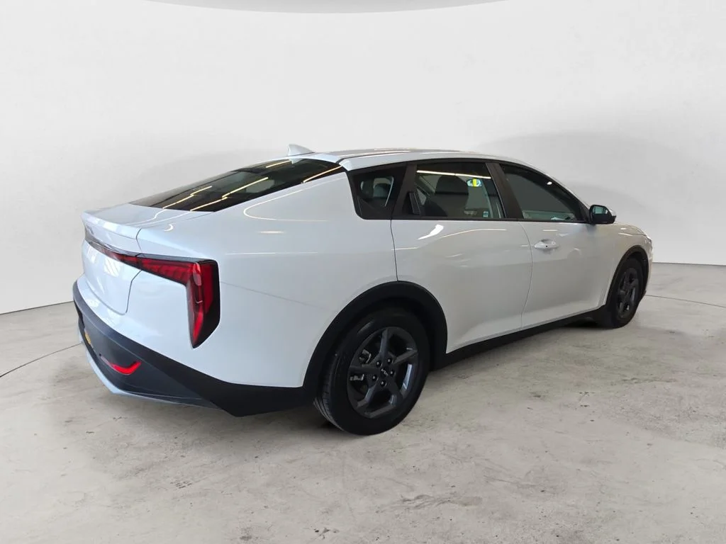 Used 2025 White Kia LXS image 5