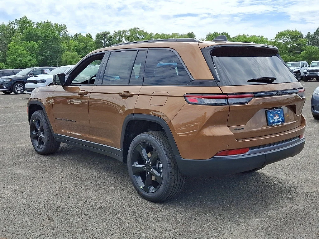 New 2026 Copper Shino Metallic Clear-Coat Exterior Paint Jeep Limited image 6