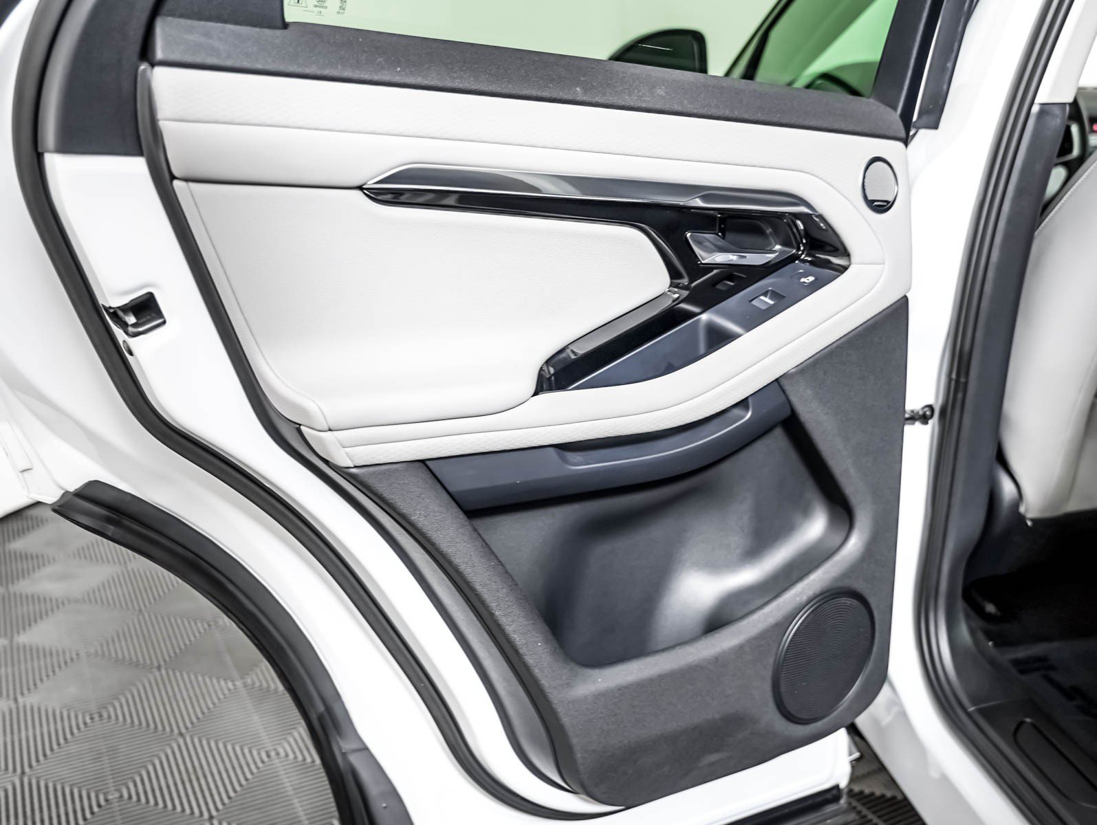 Used 2022 Fuji White Land Rover S AWD image 24