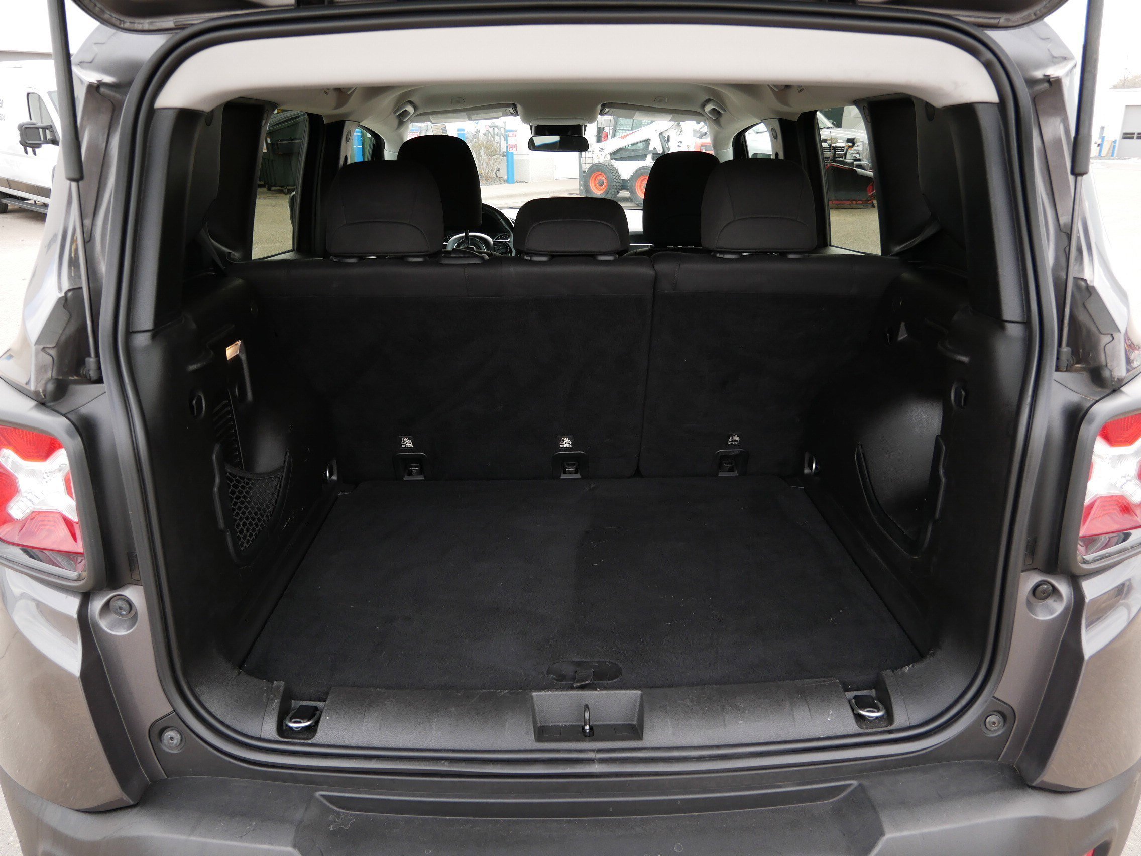 Used 2018 Granite Crystal Metallic Clearcoat Jeep Altitude image 18