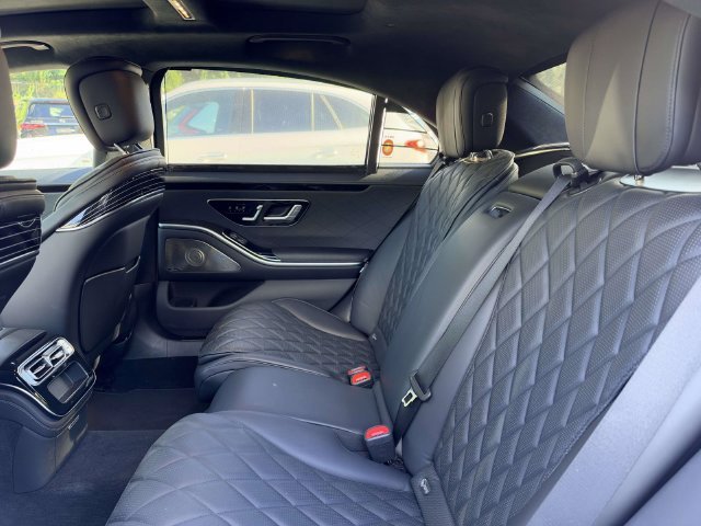 Used 2022 White Mercedes-Benz S 580 image 6