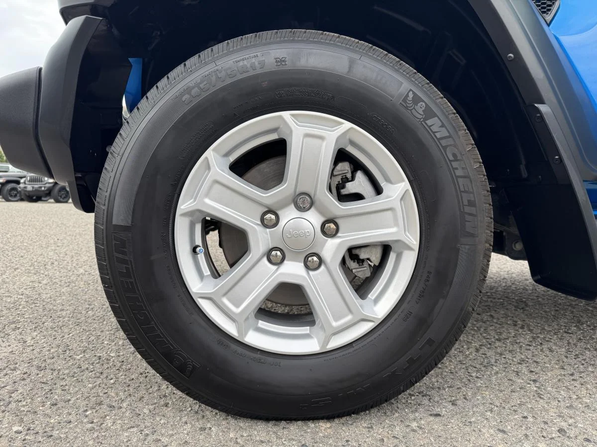 Used 2023 Blue Jeep Sport S image 18