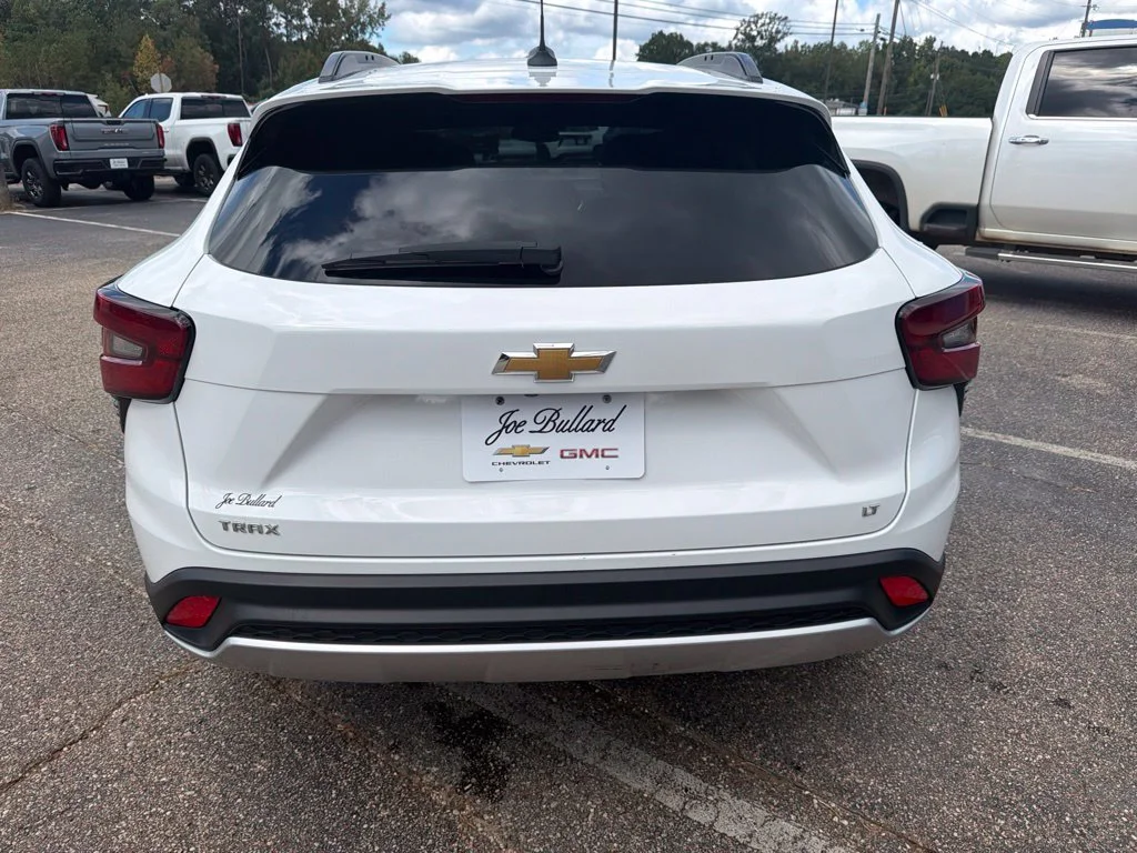 Used 2025 Summit White Chevrolet LT image 4