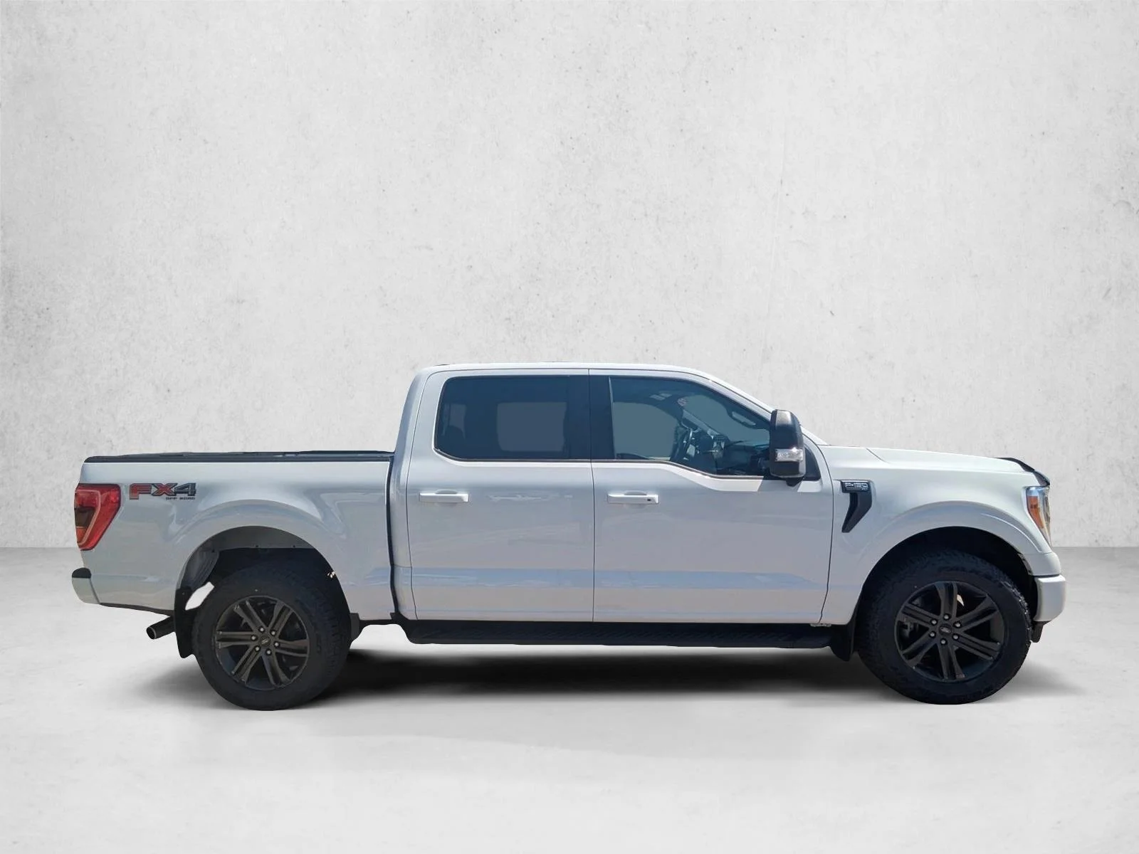 Used 2022 Oxford White Clearcoat Ford XLT image 4