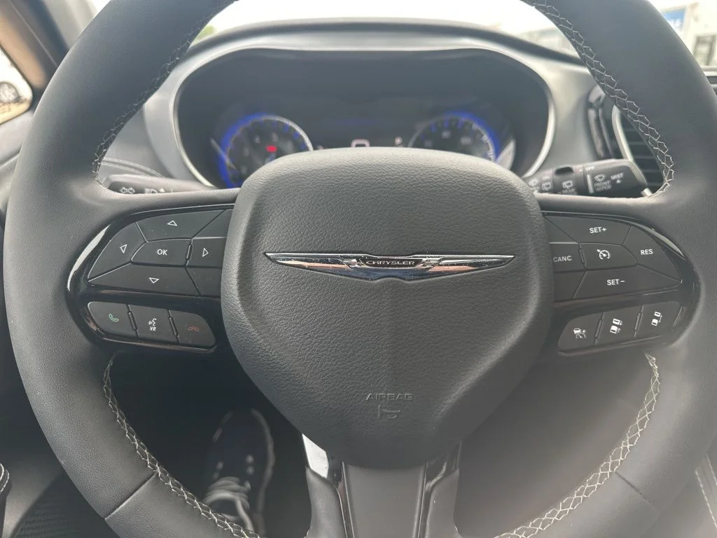 Used 2025 White Chrysler Limited image 12