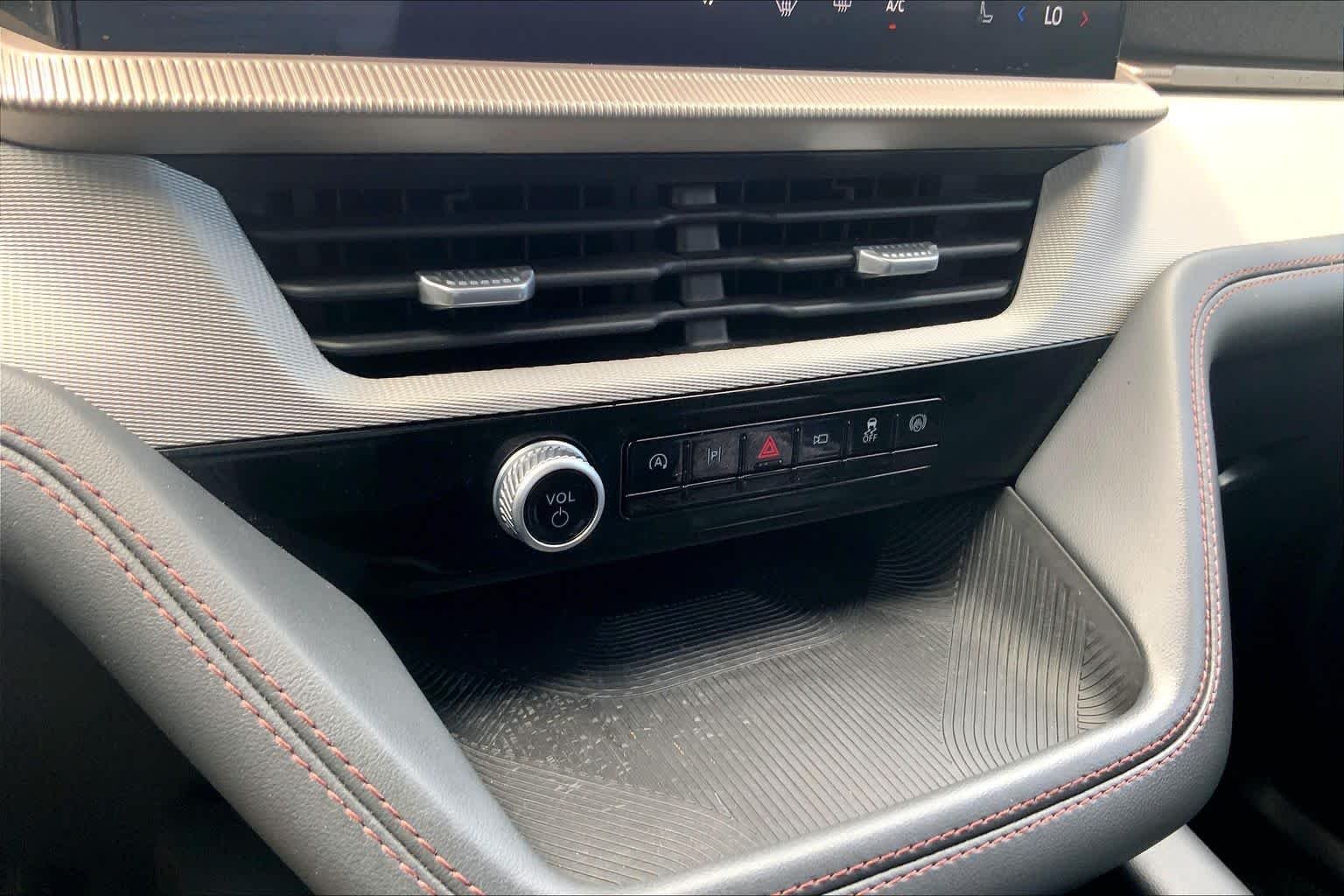 Used 2025 Agate Black Metallic Ford Active image 27