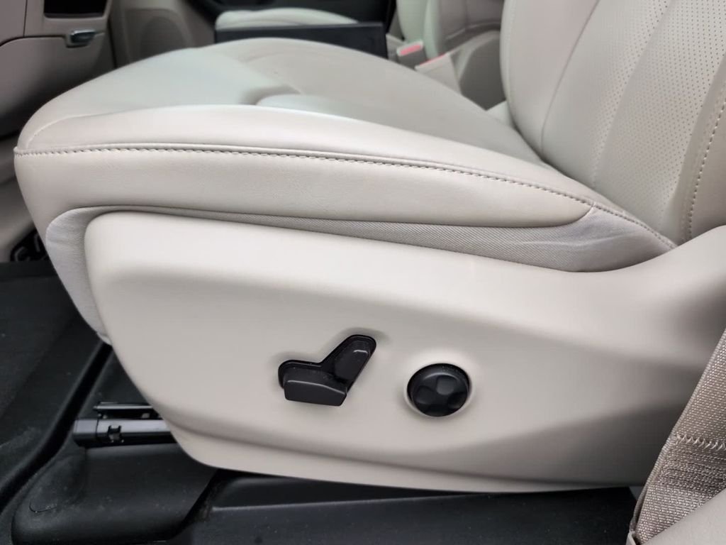 Used 2021 White Chrysler LXI image 15