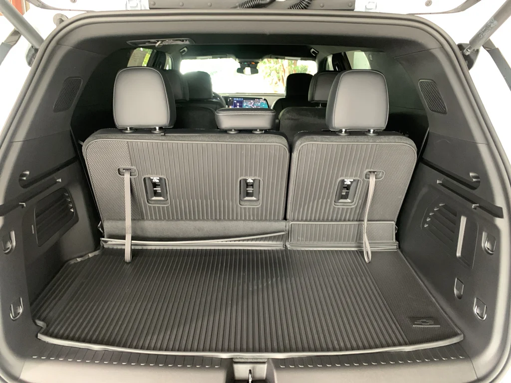 2027 Chevrolet Traverse LT - Photo 8