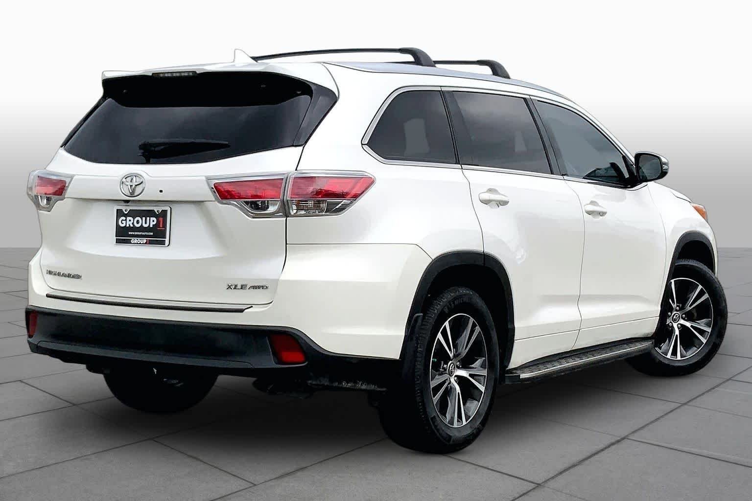 Used 2016 Blizzard Pearl Toyota XLE image 13