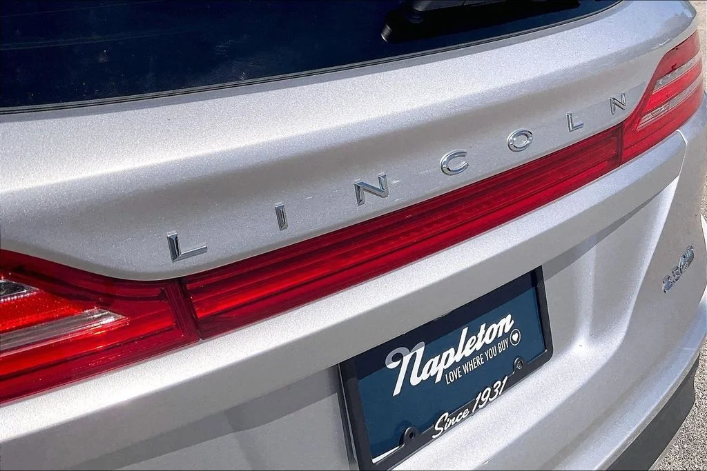 Used 2015 Silver Lincoln Base image 31