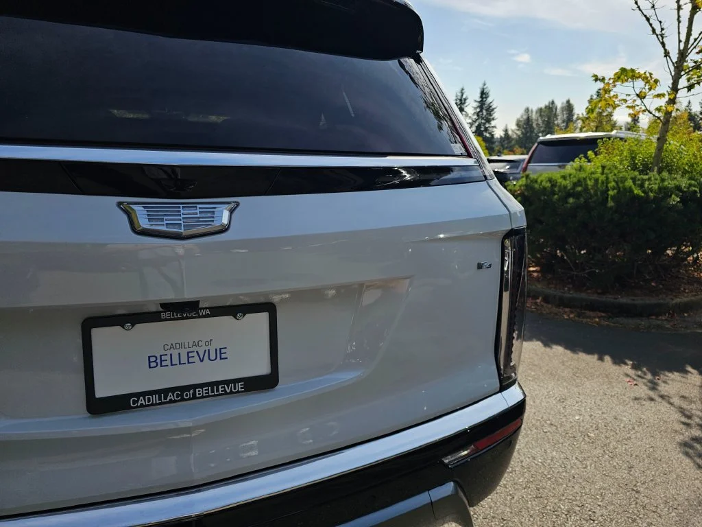 New 2027 Vibrant White Tricoat Cadillac Luxury image 17
