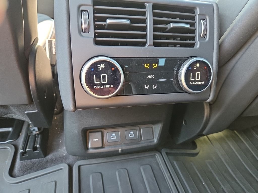 Used 2025 Fuji White Land Rover Dynamic SE image 13
