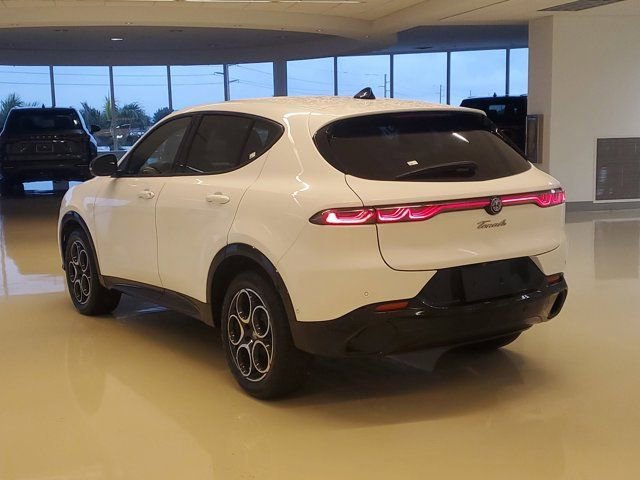 Used 2025 Milano White Alfa Romeo Base image 8