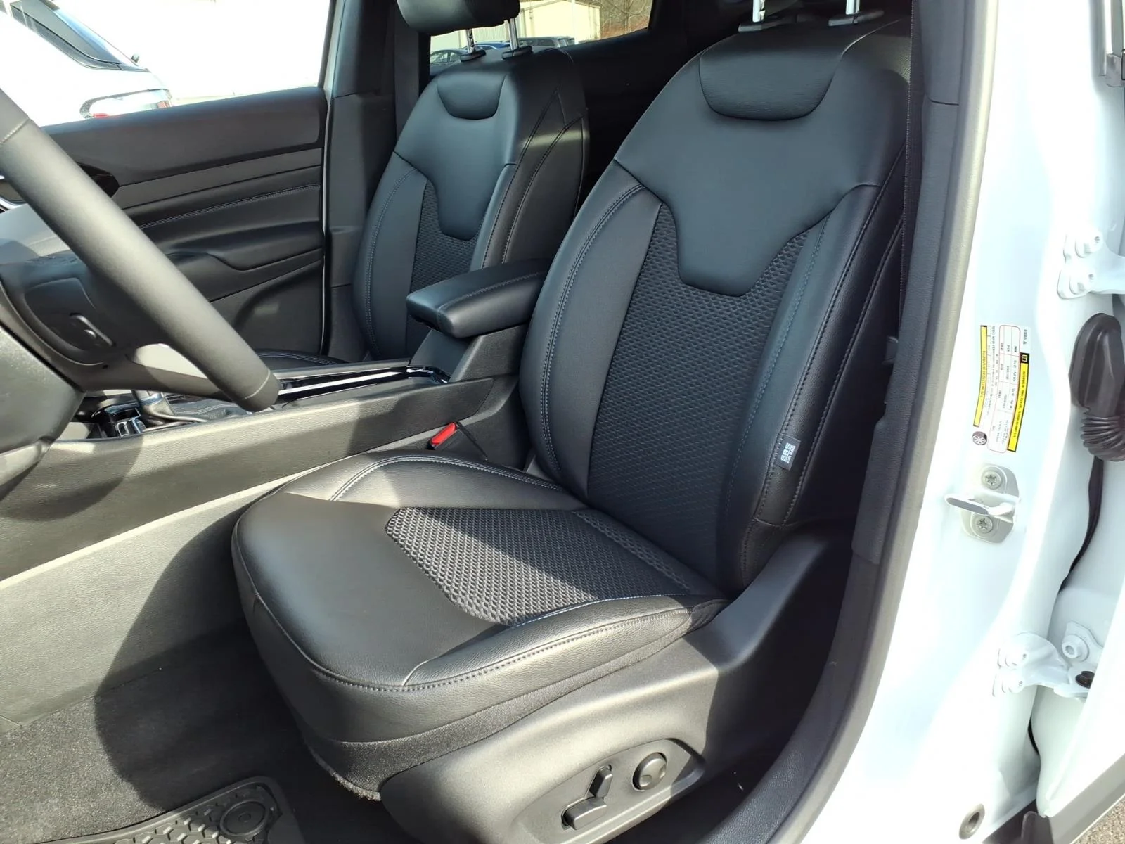 New 2026 Bright White Clear-Coat Exterior Paint Jeep Latitude image 4