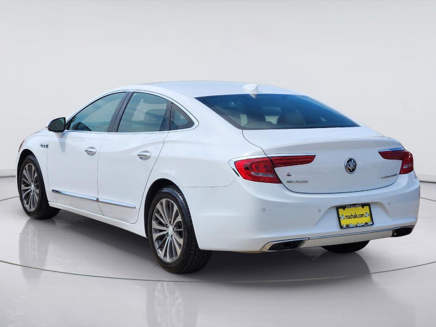 Used 2018 Summit White Buick Essence image 4