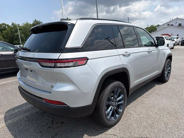 New 2026 Silver Jeep  image 3