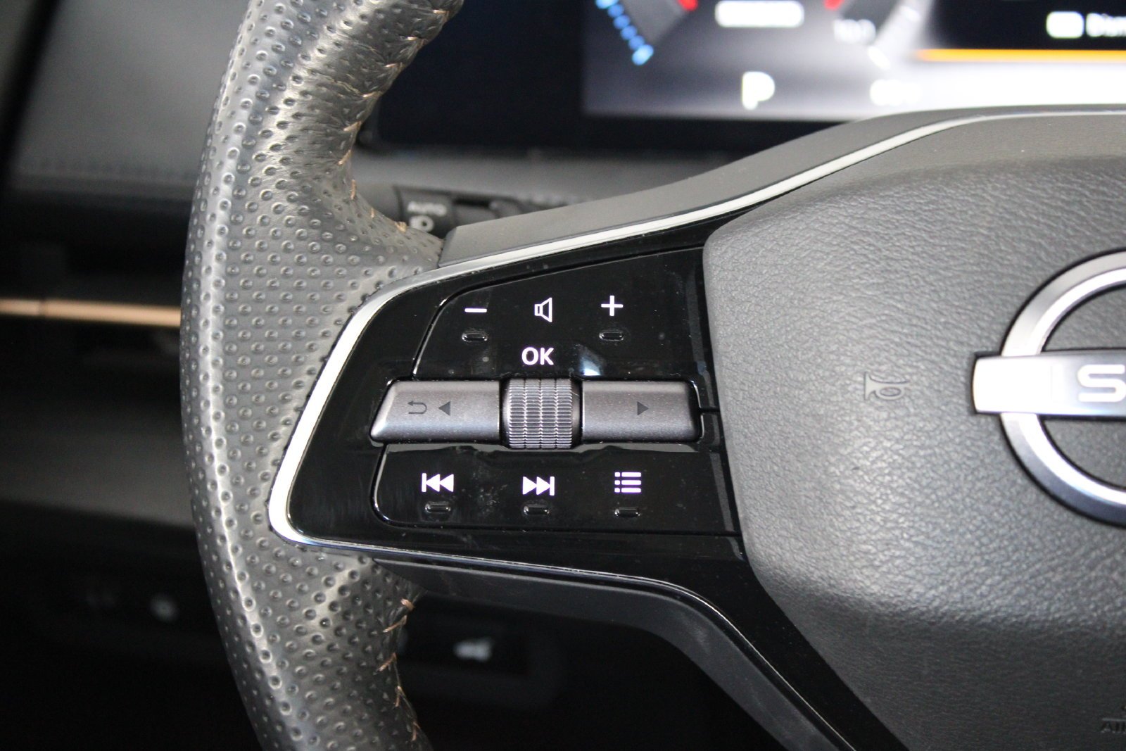 Used 2024 White Nissan EVOLVE+ e-4ORCE image 19
