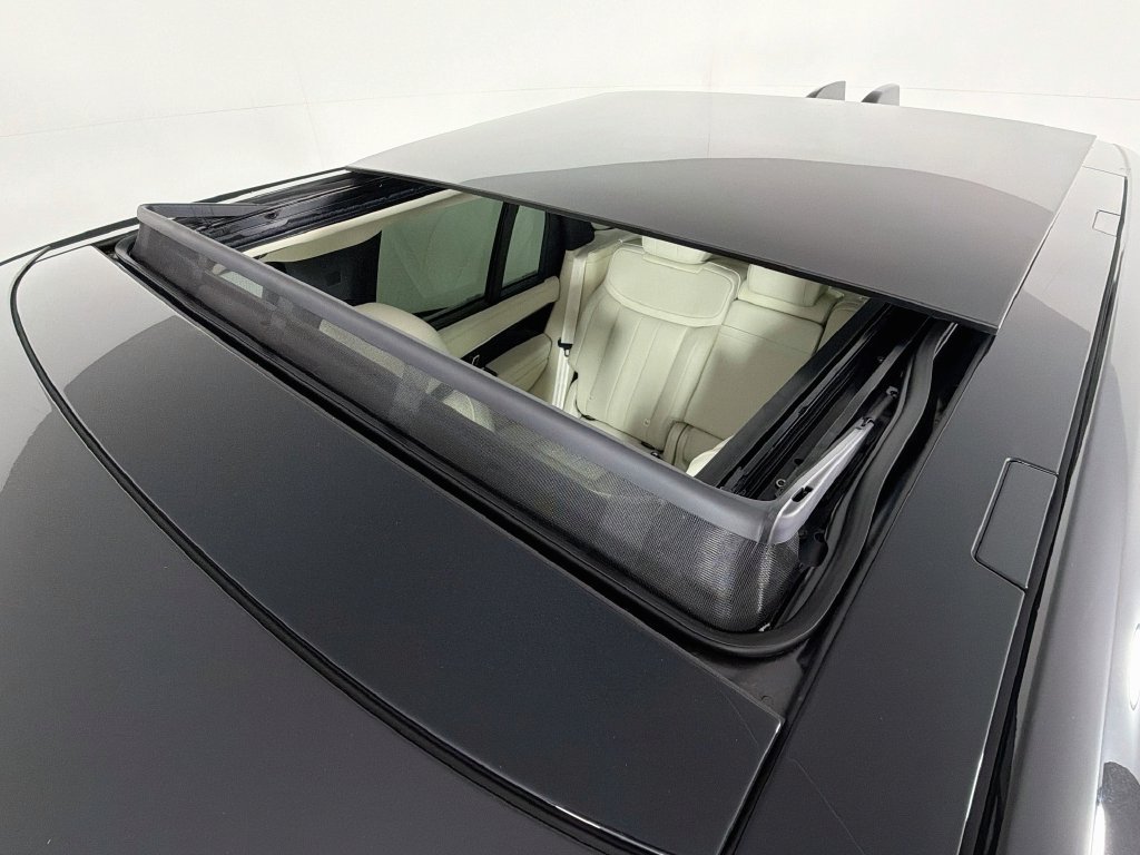New 2027 Santorini Black Land Rover SE image 23