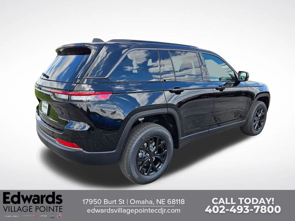 New 2026 Diamond Black Crystal Pearl-Coat Exterior Paint Jeep Laredo Altitude image 3