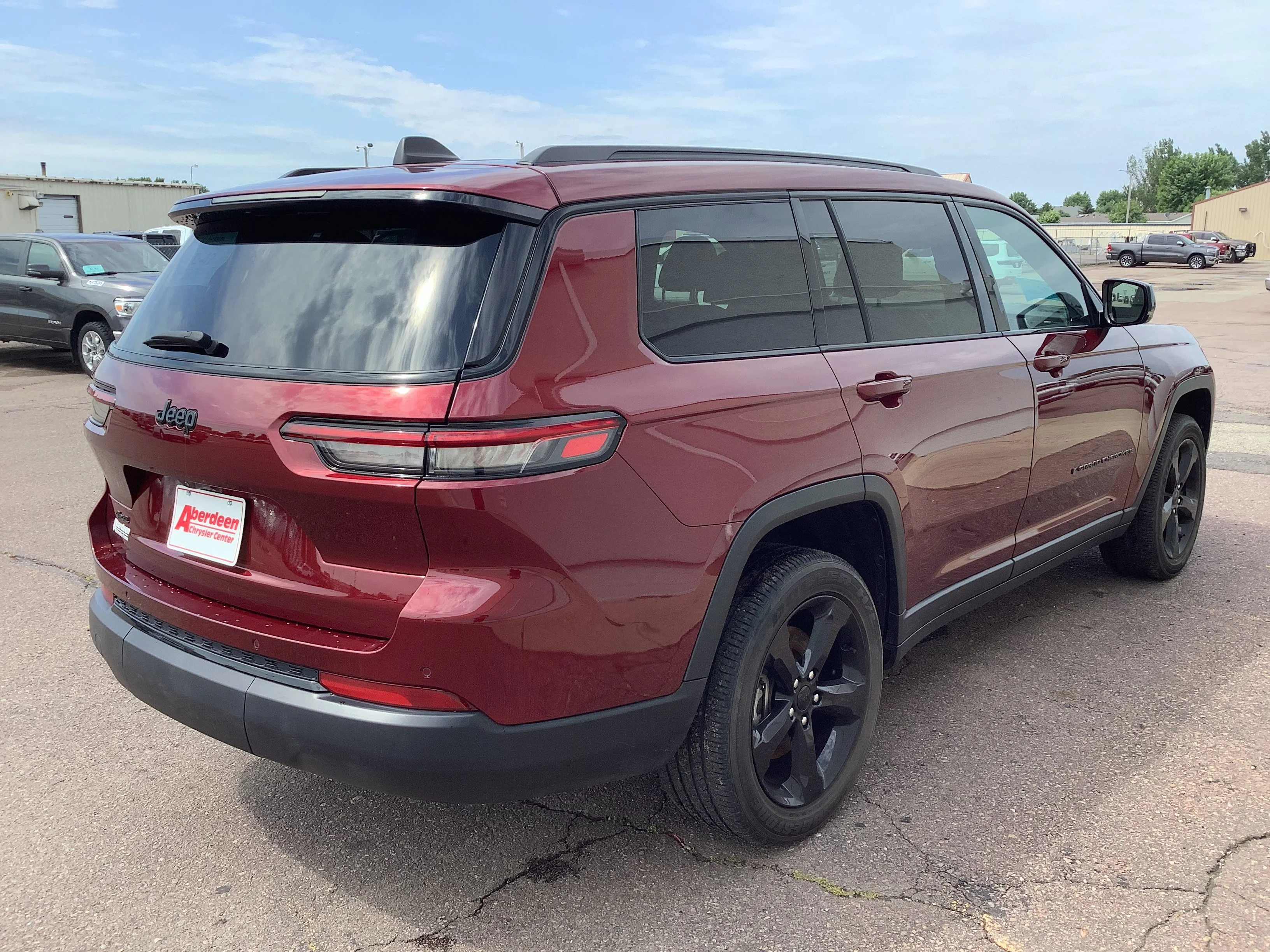 Used 2023 Red Jeep Altitude image 4