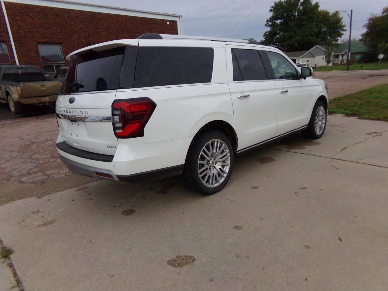 Used 2024 Oxford White Ford Limited 4x4 4dr SUV image 5