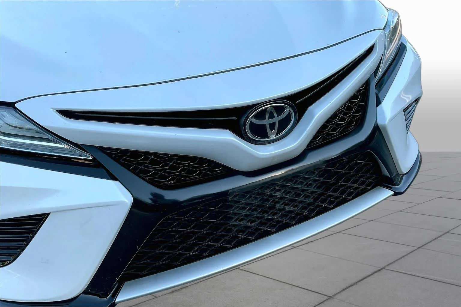 Used 2020 Wind Chill Pearl/Midnight Black Metallic Toyota XSE image 30